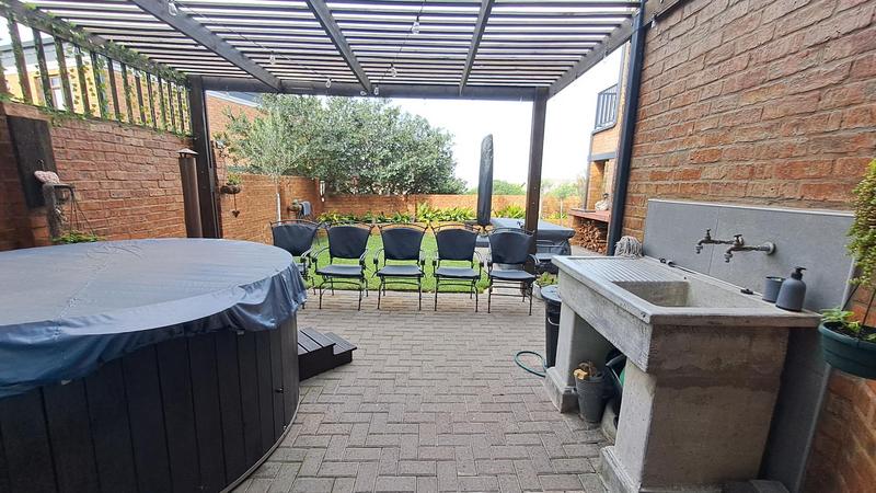4 Bedroom Property for Sale in Jongensfontein Western Cape